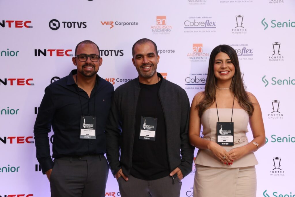Na foto, da esquerda para a direita: Raylton Teles – Gerente de Obras, Lucas Teles – Diretor Executivo e Jéssica Teles – Gerente Comercial e Marketing. Na premiação do Ranking Intec - Destaque Local