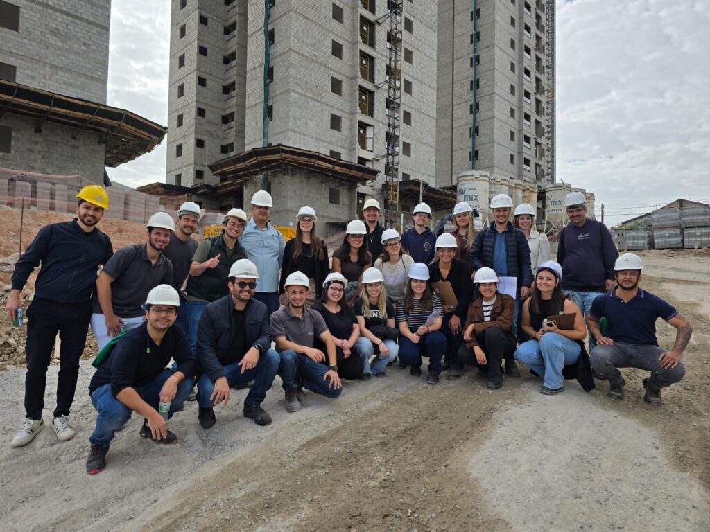 Turma de pós-graduação da Facens fazendo uma visita técnica na obra do Reserva Flor de Lótus