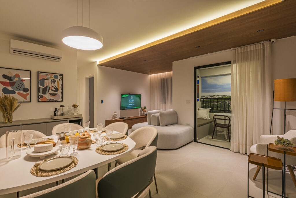 Ambiente acolhedor em um apartamento. Sala de estar e sala de jantar. Living estendido.