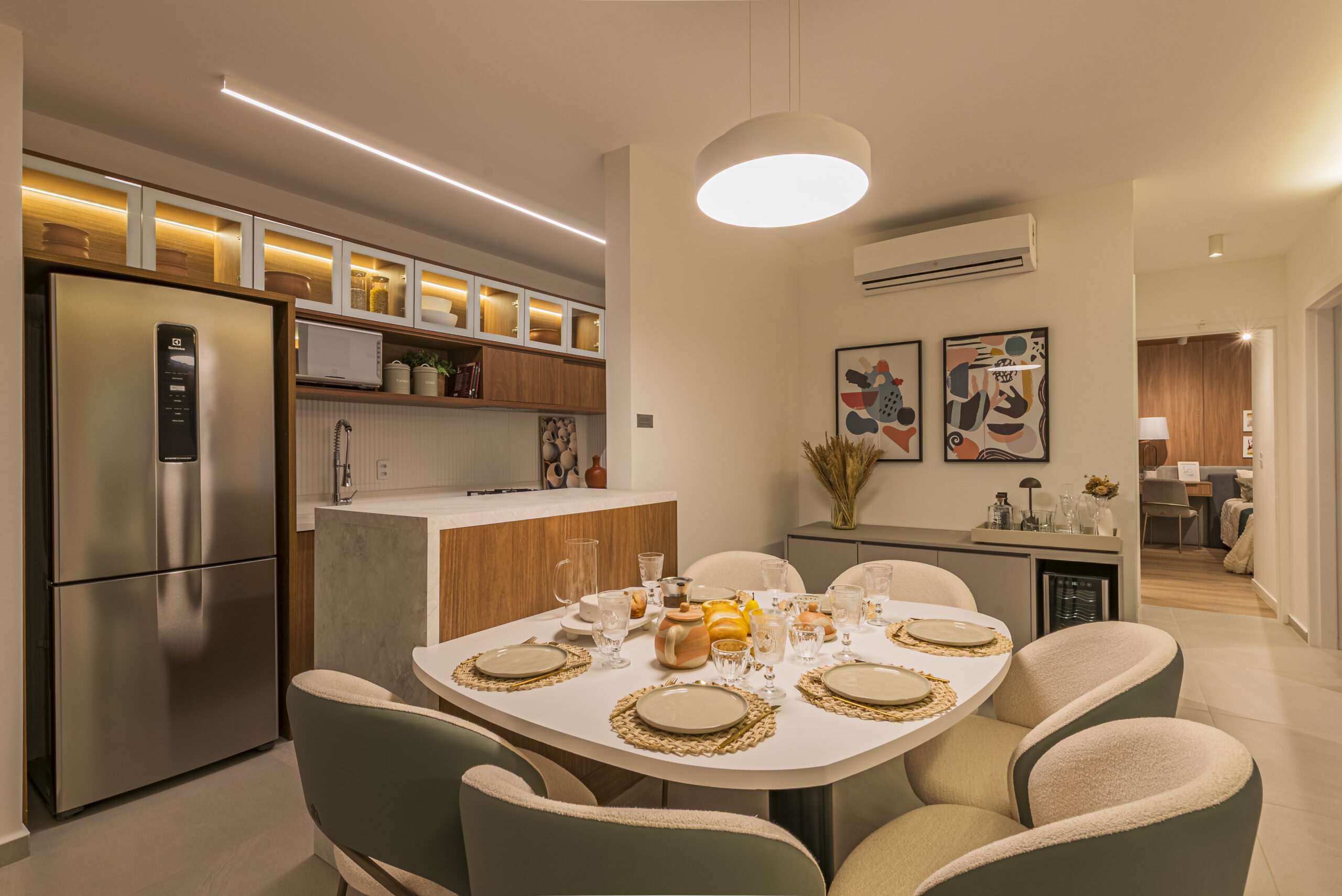 Ambiente acolhedor em apartamento. Cozinha e Sala de Jantar.