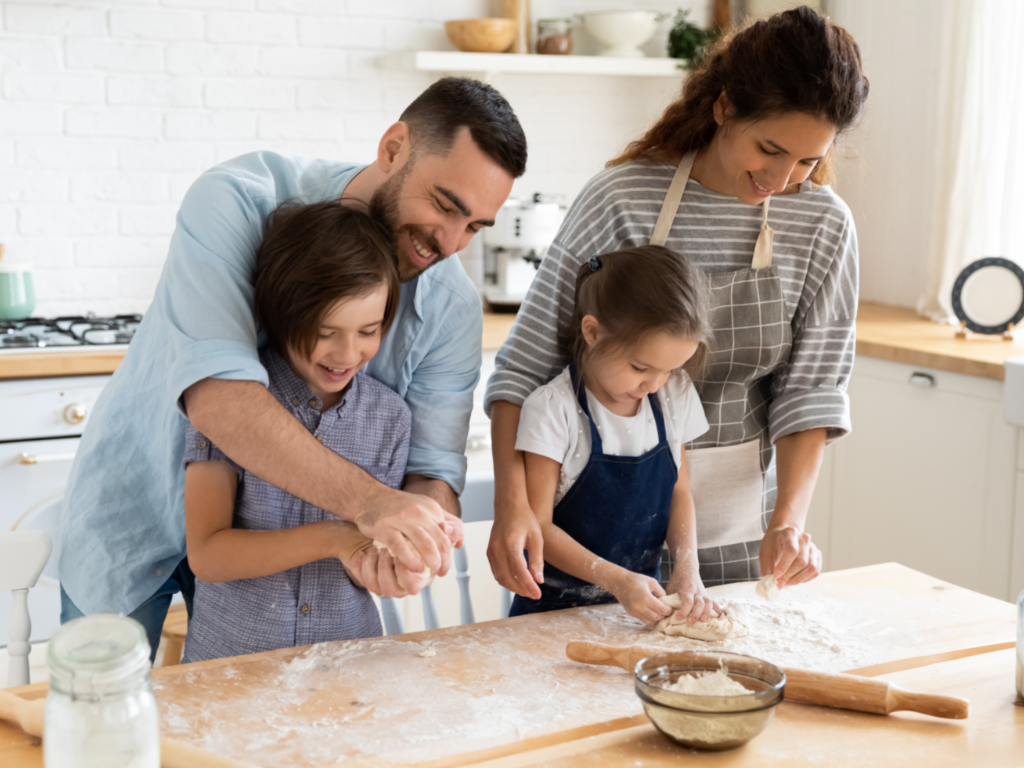 Família cozinhando junta no lar, compartilhando momentos de convivência e fortalecendo o tempo em família na rotina do dia a dia.