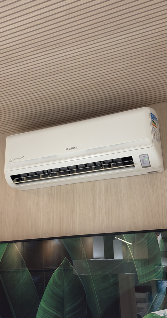 Ar-condicionado split branco instalado na parede da sala