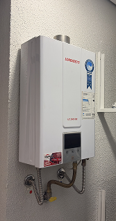 Aquecedor de água a gás branco instalado na área de serviço