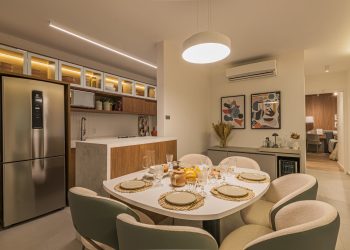 Ambiente acolhedor em apartamento. Cozinha e Sala de Jantar.