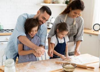 Família cozinhando junta no lar, compartilhando momentos de convivência e fortalecendo o tempo em família na rotina do dia a dia.