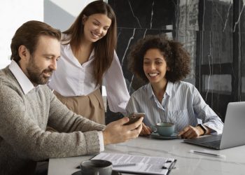 colegas-sorridentes-de-tiro-medio-no-trabalho