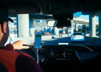 CAIXA passa a reconhecer como formal a renda de profissionais de plataformas de mobilidade e delivery.